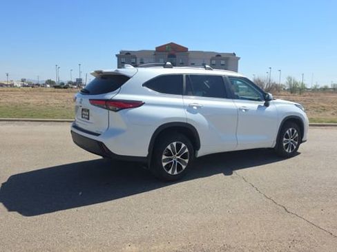 Used 2023 Toyota Highlander XLE image 6
