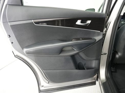Used 2019 Kia Sorento FWD V6 image 37
