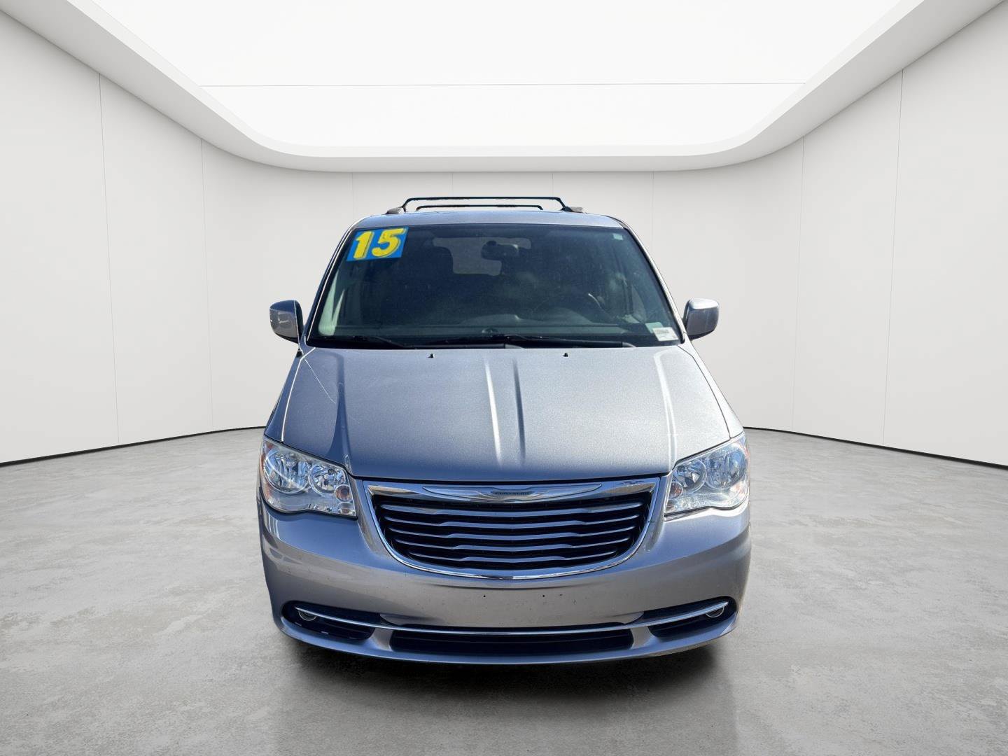 Used 2015 Chrysler Town & Country Touring FWD image 2