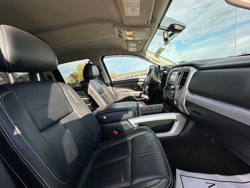 Used 2016 Nissan Titan PRO-4X w/ Pro-4x Convenience Package image 18
