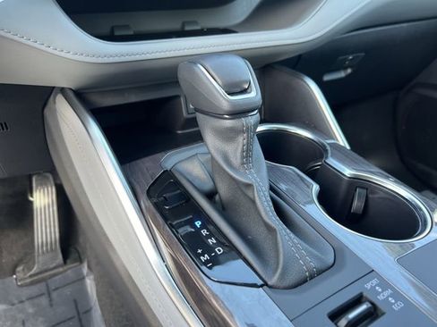 Used 2025 Toyota Highlander Limited image 18