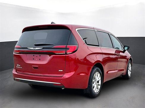 Used 2025 Chrysler Pacifica Select image 7