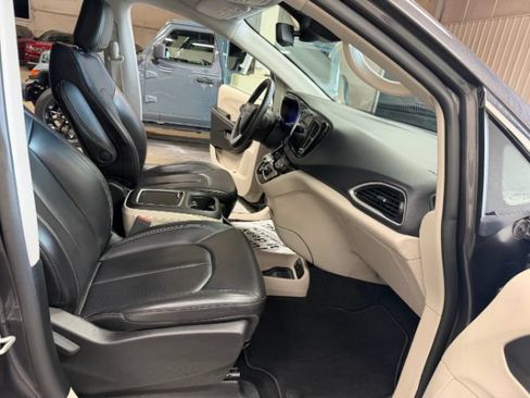 Used 2023 Chrysler Pacifica Touring-L FWD image 32