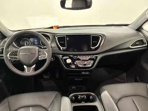 Used 2025 Chrysler Pacifica Select FWD image 20