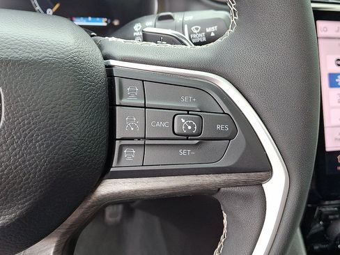 Used 2024 Jeep Grand Cherokee Limited AWD/4WD image 10