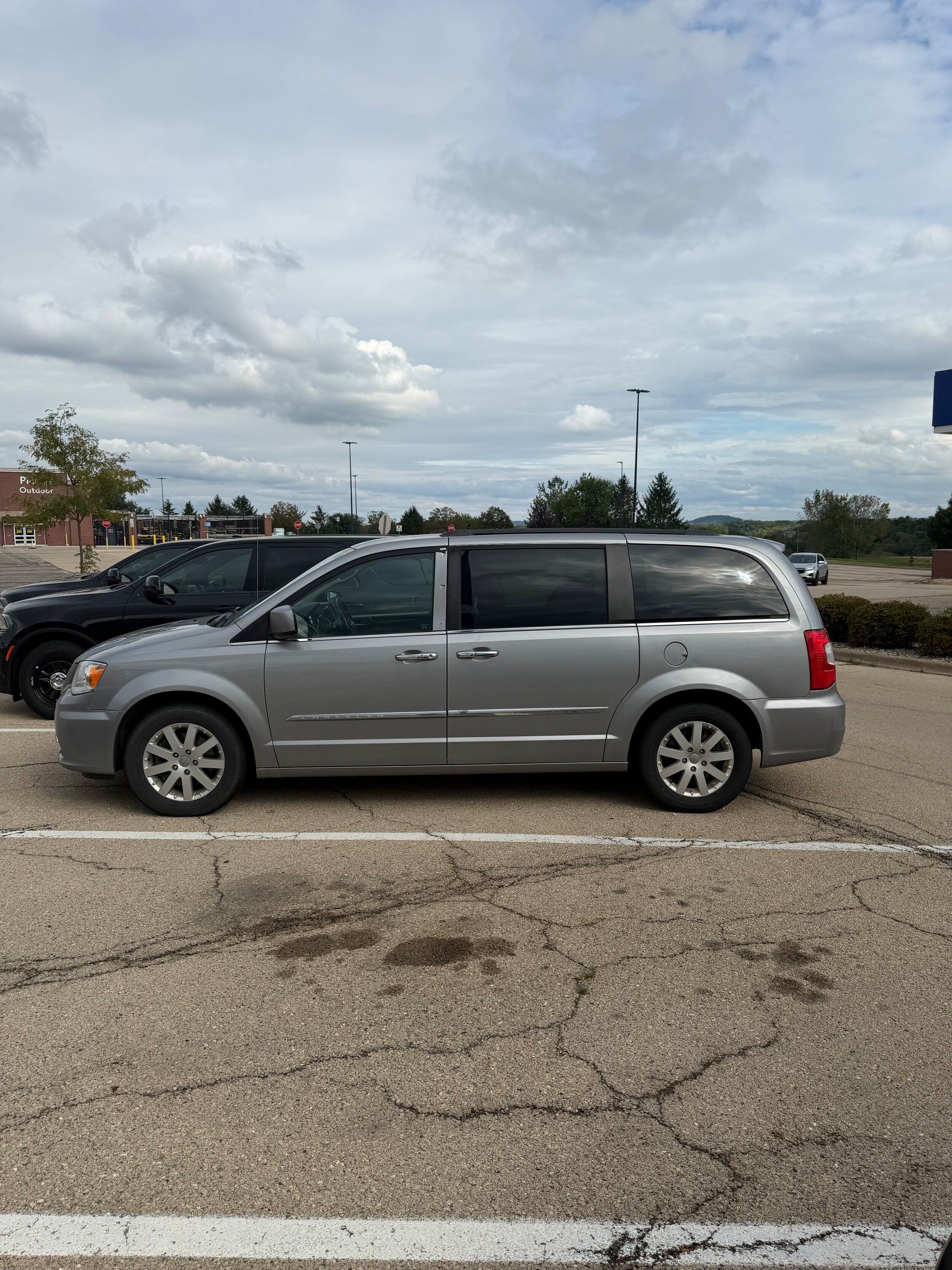 Used 2016 Chrysler Town & Country Touring w/ Driver Convenience Group FWD image 5