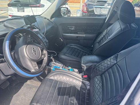 Used 2013 Kia Soul + w/ Audio Pkg FWD image 9