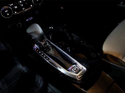 Used 2025 Chevrolet Trax LT w/ LT Convenience Package image 17