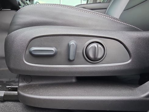 Used 2024 GMC Terrain SLT w/ Infotainment Package II image 17