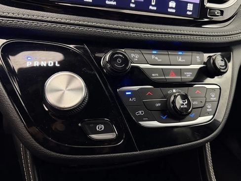 Used 2021 Chrysler Pacifica Limited w/ Uconnect Theater Family Group FWD image 27
