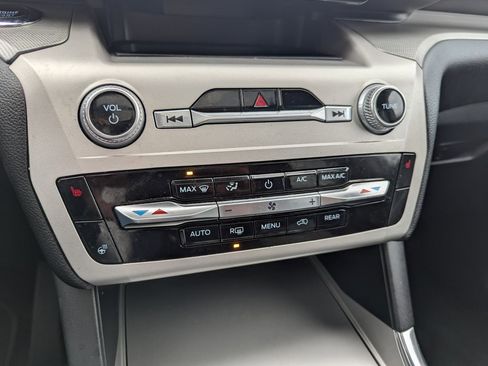 Used 2022 Ford Explorer XLT w/ Equipment Group 202A image 25