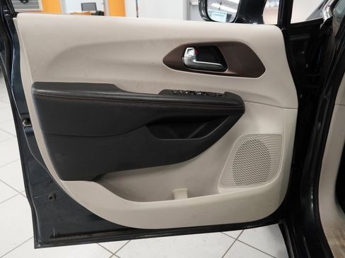 Used 2019 Chrysler Pacifica Touring-L image 16