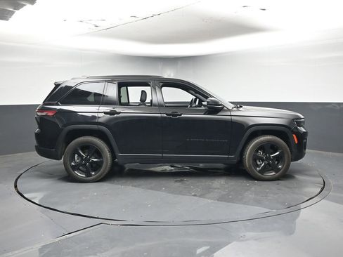 Used 2023 Jeep Grand Cherokee Altitude image 6