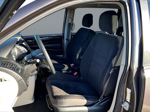 Used 2018 Dodge Grand Caravan SE w/ UConnect Hands-Free Group image 23