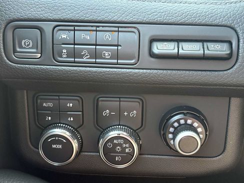 Used 2023 GMC Yukon Denali AWD/4WD image 36