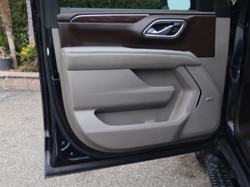 Used 2022 Chevrolet Suburban Z71 w/ Luxury Package image 16