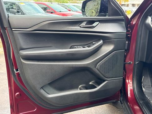 Certified 2025 Jeep Grand Cherokee Altitude image 16