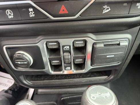 Used 2019 Jeep Wrangler Unlimited Sahara w/ Cold Weather Group AWD/4WD image 19