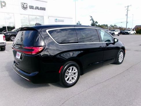 Used 2024 Chrysler Pacifica Touring-L image 4