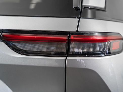 Used 2024 Jeep Grand Cherokee Altitude image 8