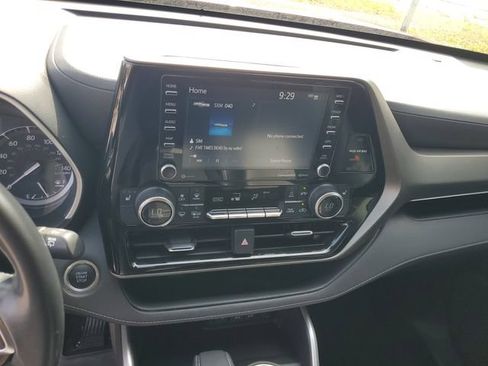 Used 2021 Toyota Highlander XLE FWD image 16
