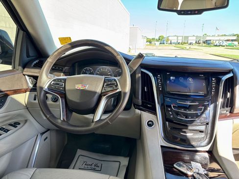 Used 2015 Cadillac Escalade ESV Premium image 3