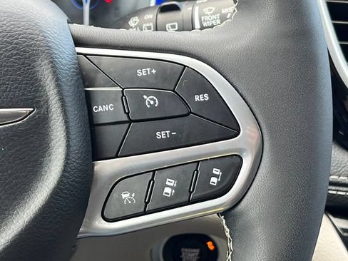 Used 2024 Chrysler Pacifica Limited FWD image 24