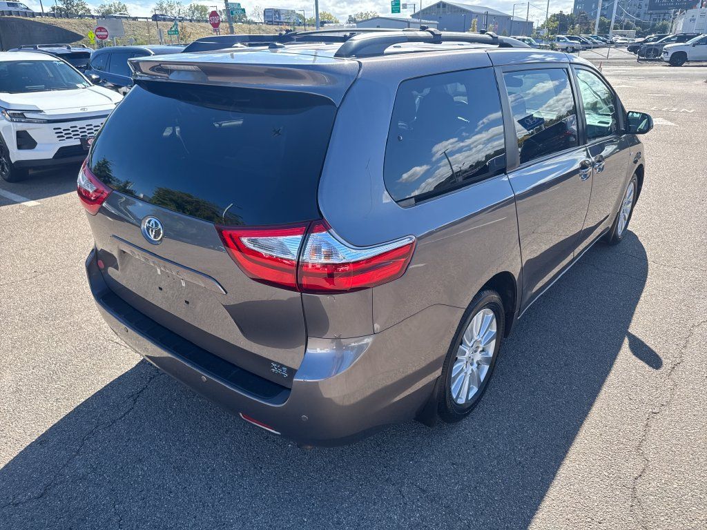 Used 2017 Toyota Sienna XLE Premium w/ Outdoor Package AWD/4WD image 10