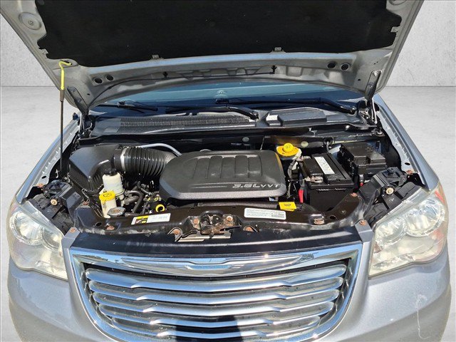 Used 2014 Chrysler Town & Country Touring-L w/ Driver Convenience Group FWD image 23