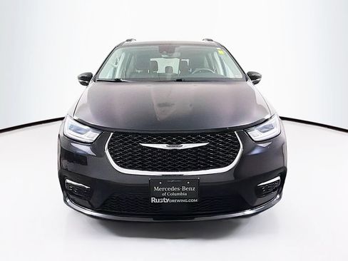 Used 2022 Chrysler Pacifica Touring-L FWD image 2