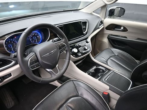 Used 2023 Chrysler Pacifica Limited image 20