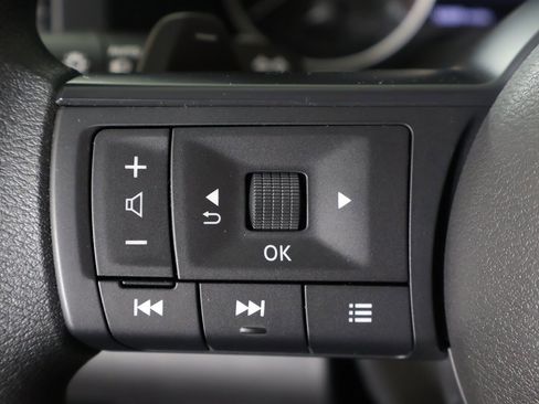 Used 2024 Nissan Pathfinder S image 39