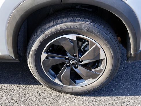 Used 2025 Nissan Rogue SV FWD image 17