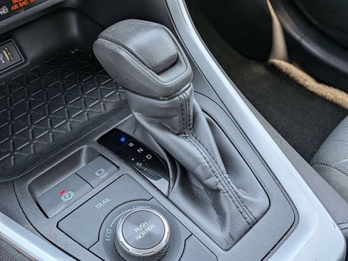 Used 2025 Toyota RAV4 XLE AWD/4WD image 26