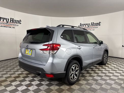 Used 2023 Subaru Forester Premium image 4