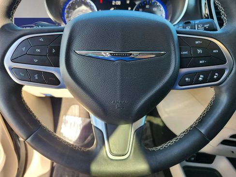 Used 2024 Chrysler Pacifica Touring-L FWD image 16