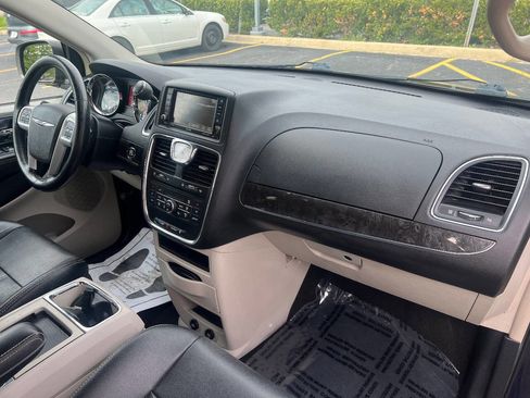 Used 2015 Chrysler Town & Country Touring w/ Driver Convenience Group FWD image 33