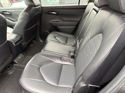 Used 2022 Toyota Highlander XLE image 26