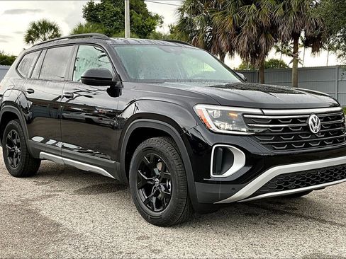 New 2026 Volkswagen Atlas Peak Edition image 2