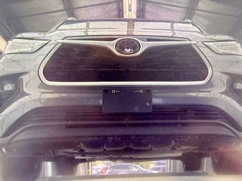 Used 2023 Toyota Highlander XLE FWD image 9