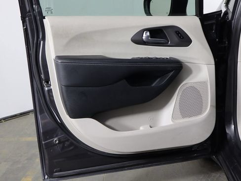 Used 2023 Chrysler Pacifica Touring-L FWD image 20