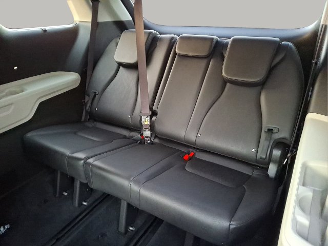 Used 2024 Kia Carnival EX FWD image 8