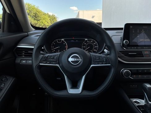 Used 2025 Nissan Altima 2.5 SV FWD image 31