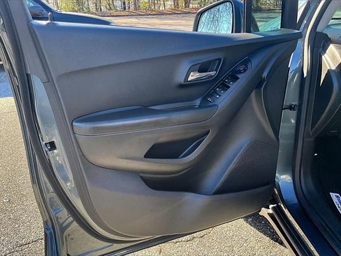Certified 2022 Chevrolet Trax LT w/ LT Convenience Package image 18