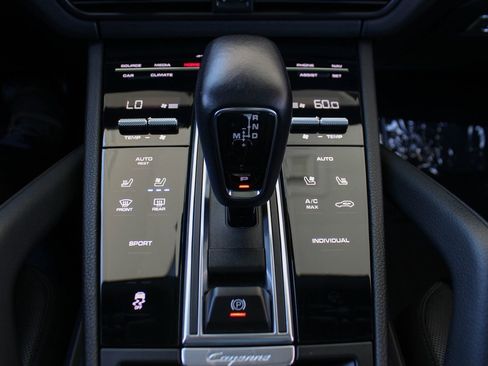 Used 2023 Porsche Cayenne Platinum Edition image 35