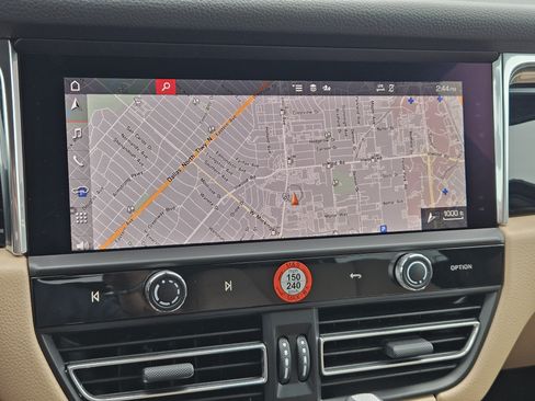 Certified 2026 Porsche Macan AWD/4WD image 17