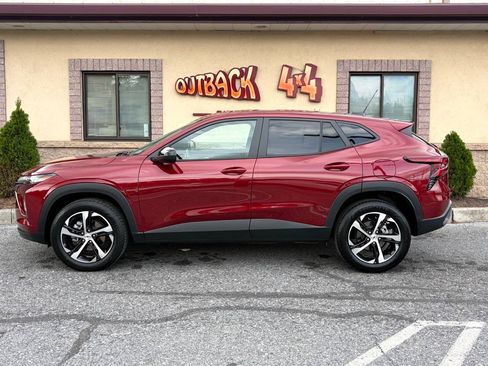 Used 2024 Chevrolet Trax RS w/ Driver Confidence Package FWD image 31