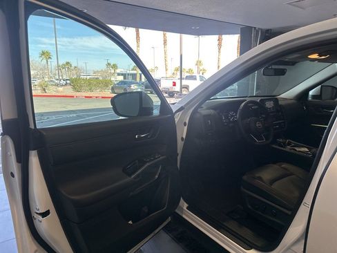 Used 2025 Nissan Pathfinder SL image 9