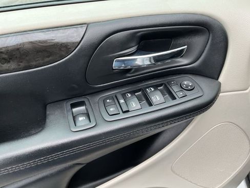 Used 2019 Dodge Grand Caravan SE w/ UConnect Hands-Free Group image 17