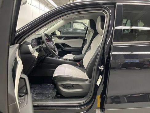Used 2025 Volkswagen Tiguan SE w/ Panoramic Sunroof Package AWD/4WD image 7
